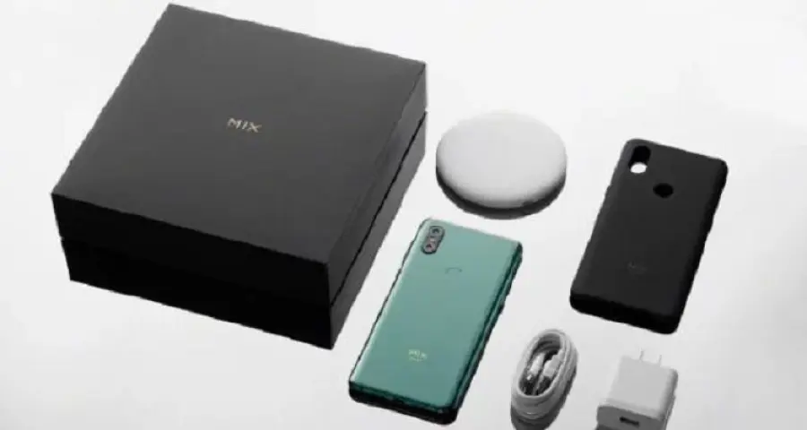 Nel primo unboxing ufficiale di Xiaomi Mi Mix 3 spunta una sorpresa